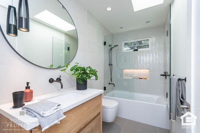Building Photo - 3 Bedroom Exquisitely Furnished Home