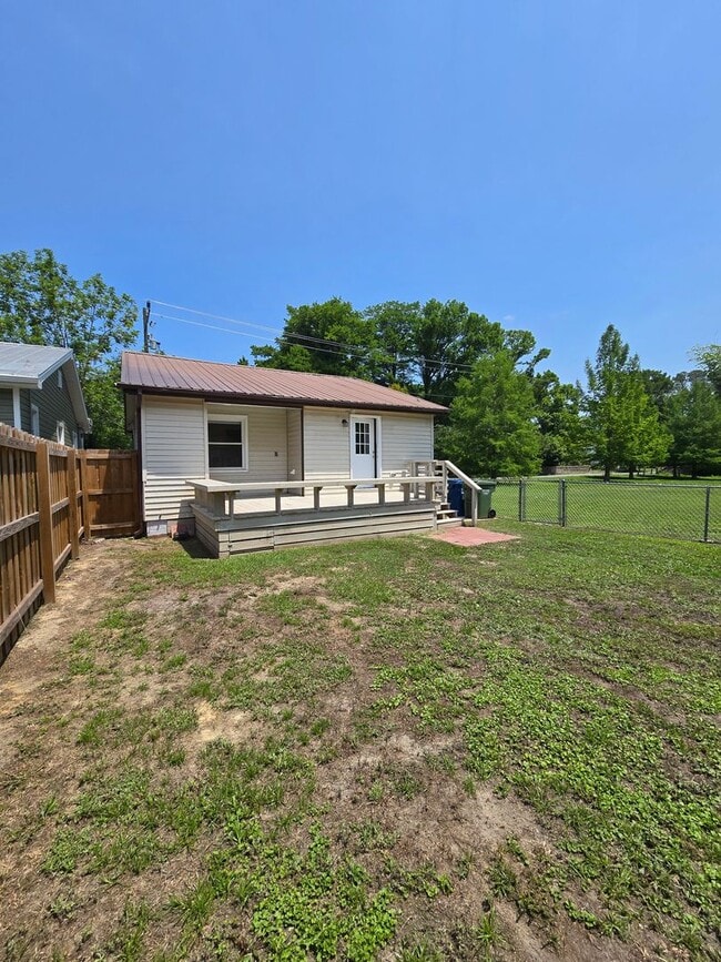 Building Photo - CAROLINA PLACE - Renovated 2 Bedroom - Gor...