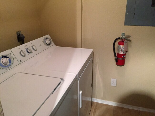 Building Photo - Beautiful 3 bedroom 2 Bath Townhome