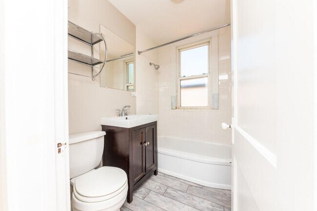 Building Photo - 2 bedroom in Chicago IL 60618