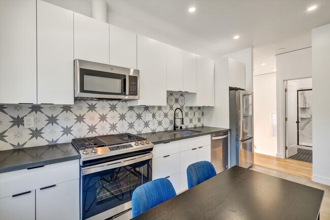 Building Photo - Furnished 3-Bedroom Apartment for 5 – Shar...