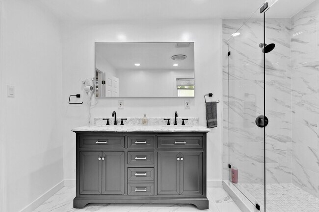 Building Photo - 3120 SW 27th St