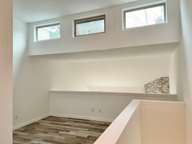 Building Photo - Remodeled End-Unit Condo in Sand Point wit...