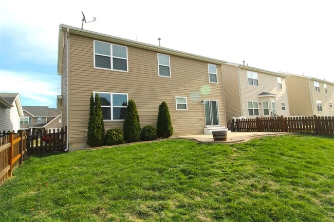 Building Photo - 221 Pecan Bluffs Dr