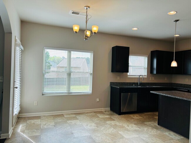 Building Photo - Beautiful 4 bedroom, 2.5 bathroom home In ...
