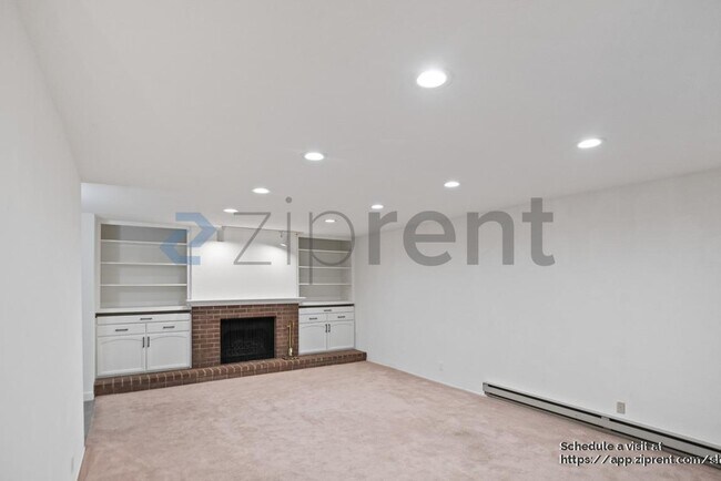 Building Photo - 2000 Rock St