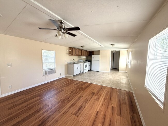 Building Photo - FIRST MONTH'S RENT FREE! 2/1.5 IN SPRINGWO...