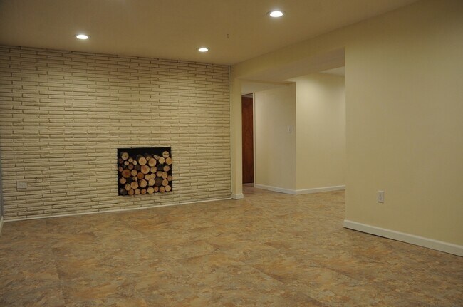 Building Photo - Basement Apartment, 2 bed 1 bath close to Food Trucks on Best