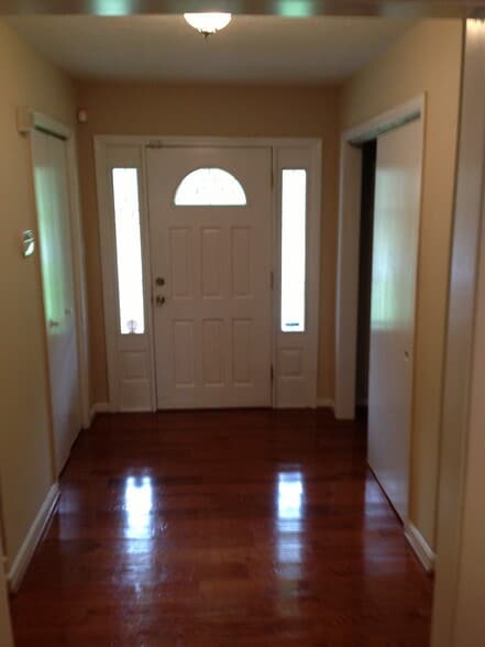Building Photo - 518 Barbashela Cir