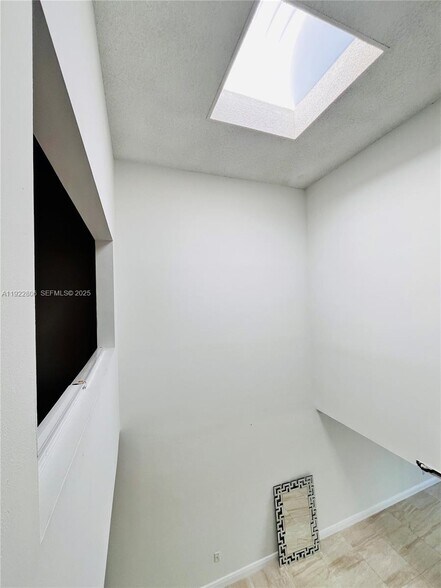 Building Photo - 253 Poinciana Island Dr