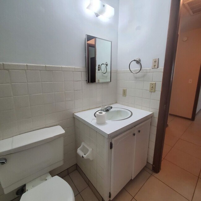 Building Photo - 2429 N Market Ave