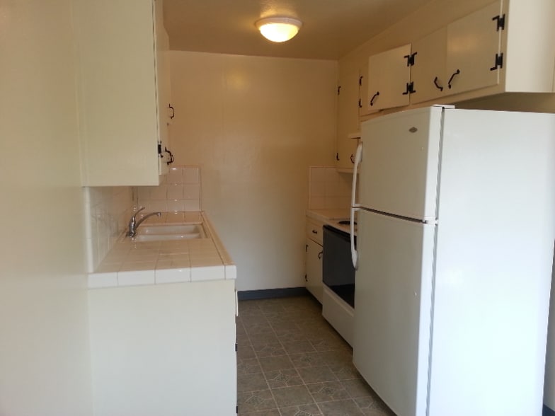 Building Photo - 914 College Dr