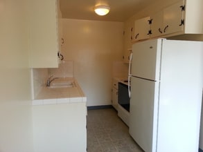 Building Photo - 914 College Dr