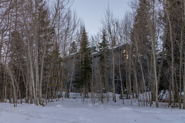 Building Photo - Attached garage! Beautiful views! Heart of...