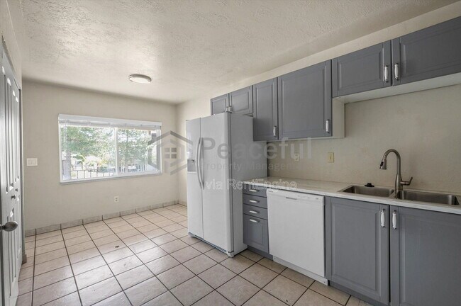 Building Photo - 1425 Mandalay Rd W