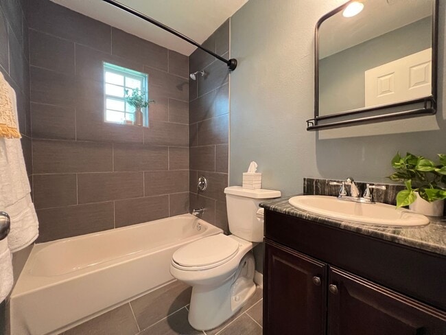 Building Photo - Remodeled and charming 2/1 located close t...