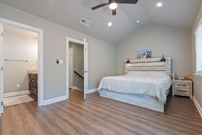 Building Photo - 5800 Clubhouse Dr