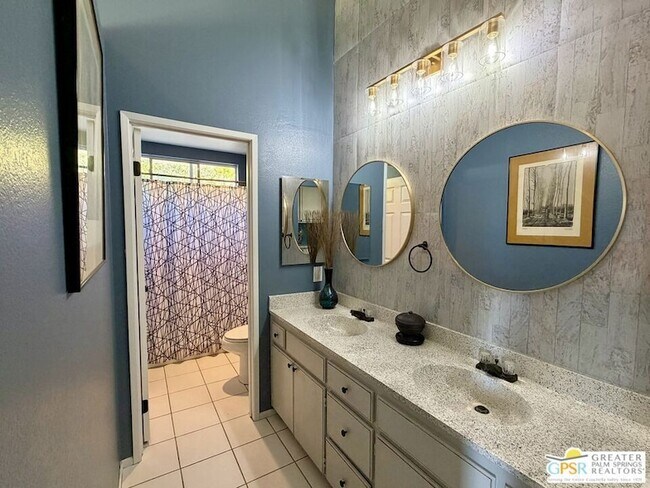 Building Photo - 9939 Vía Real