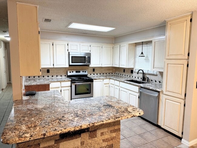 Building Photo - 200 Cedar Ln