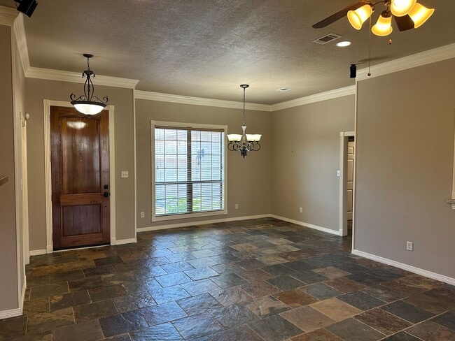 Building Photo - College Station - 3 bedroom 2 bath- 2 car garage - fenced in back yard home in Castlegate