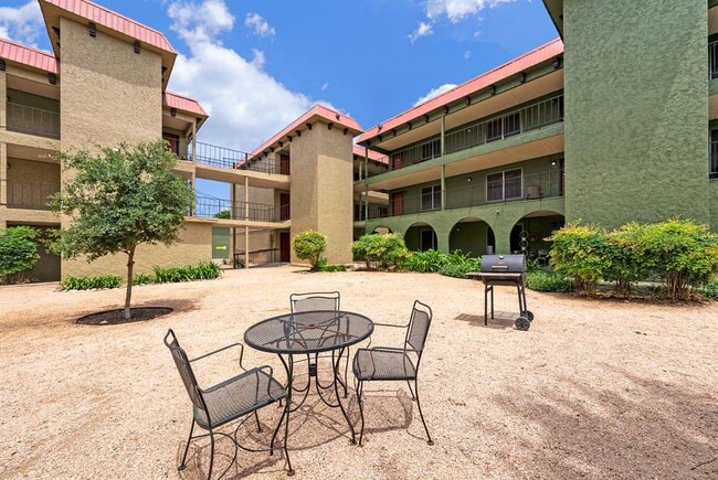 Building Photo - 2211 Lawnmont Ave