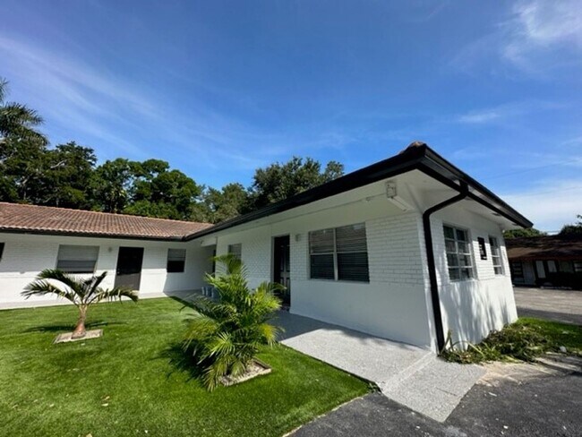 Building Photo - Edgewood Manor