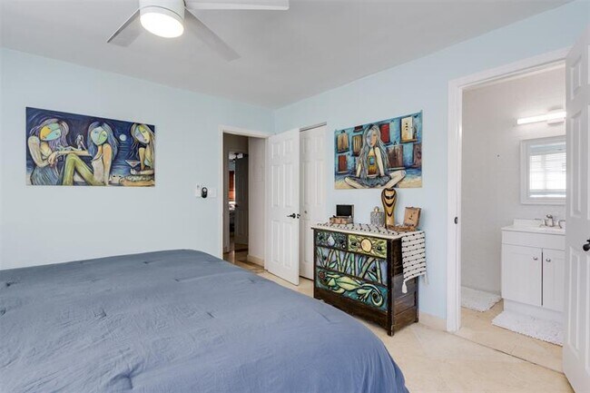 Building Photo - 936 NE 26th Ave