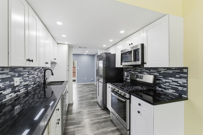 Building Photo - Lovely 3 BR/1.5 BA Townhome in Glen Burnie!