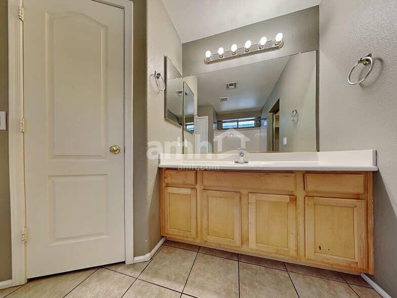 Building Photo - 2338 W Running Deer Trl