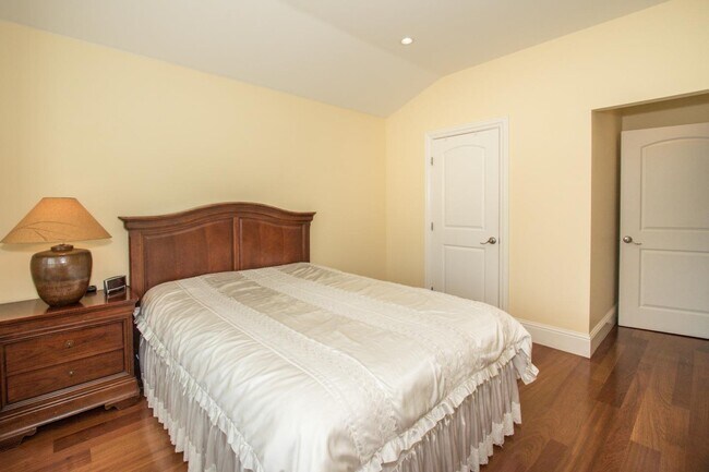 Building Photo - 446 Guadalupe Dr
