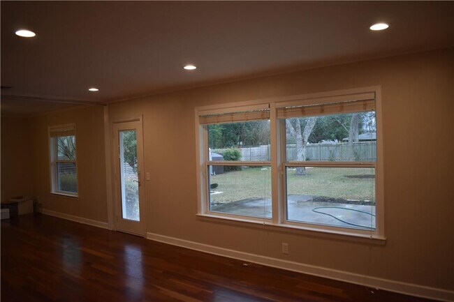 Building Photo - 2701 Twin Oaks Dr