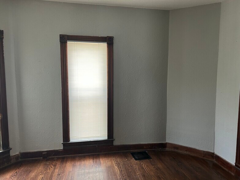 Building Photo - 921 N Hamilton Ave