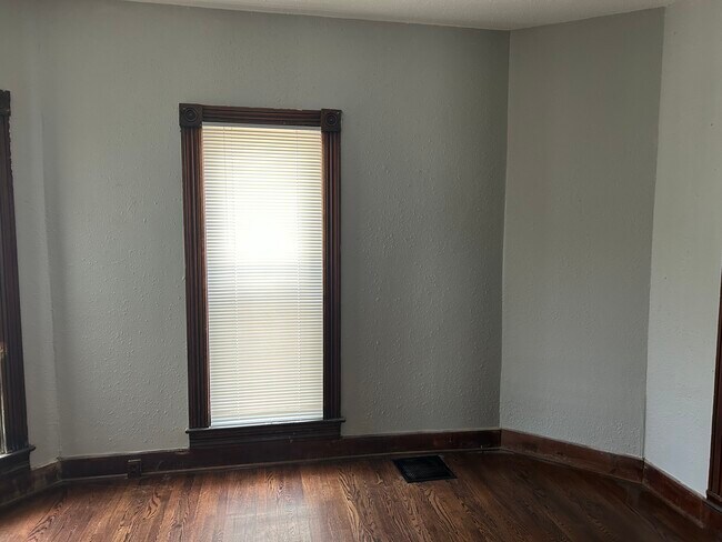 Building Photo - 921 N Hamilton Ave