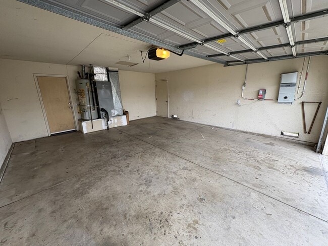 Building Photo - Charming home with Pool in Tulare Rent Ready!