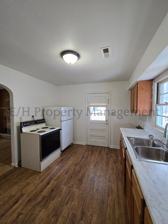 Building Photo - 826 S Fountain St