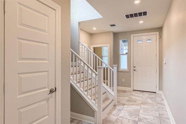 Building Photo - 1609 Arial Dr