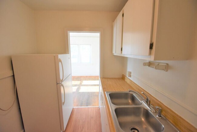 Building Photo - Summer 2026 Prelease! 1 Bedroom Apartment on the Hill