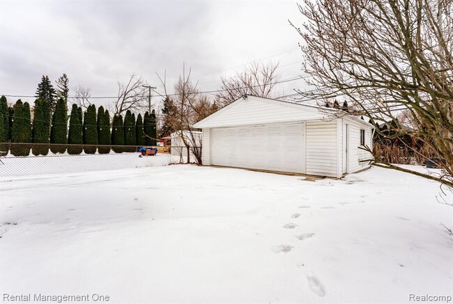 Building Photo - 3354 Monroe St