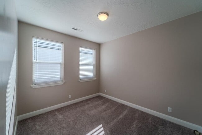 Building Photo - Beautiful 3 bed 2 bath + Den Home in Desert Color! Corner Lot!!