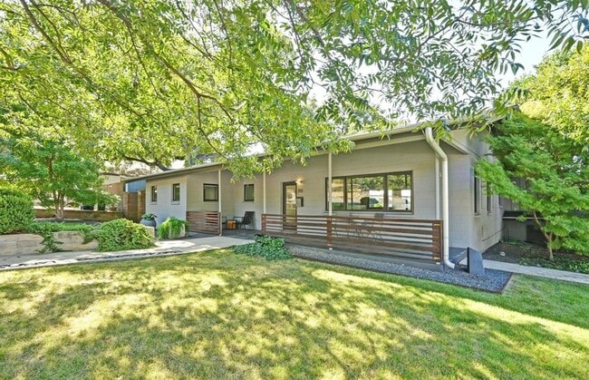 Building Photo - 701 Brownlee Cir