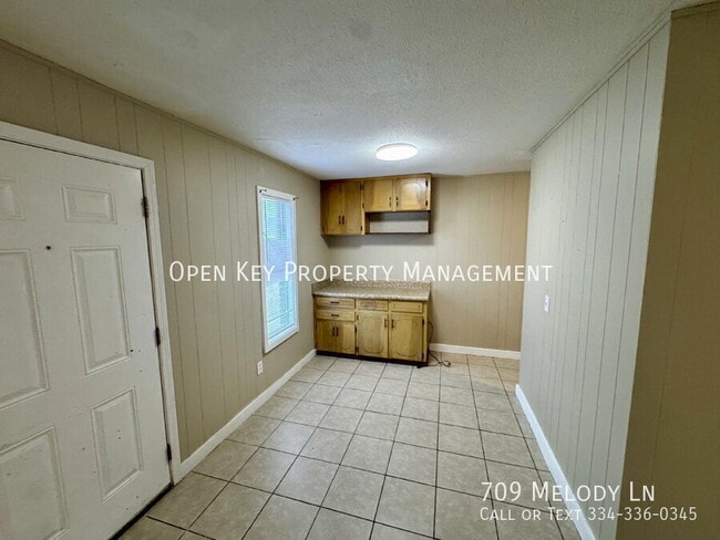 Building Photo - 709 Melody Ln