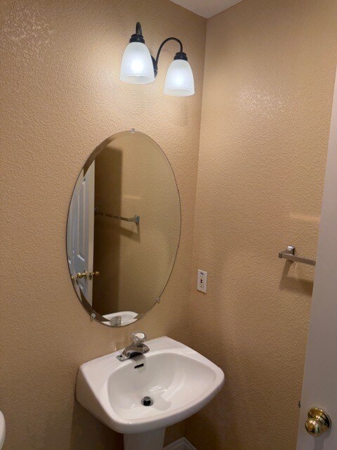 Building Photo - Tracy 3 Bedroom 2.5 Bathroom Home