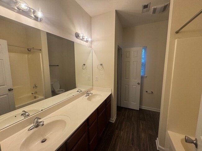 Building Photo - SPECIAL! Beautiful 3 Bed 2.5 Bath Town Hom...