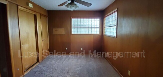 Building Photo - 1110 N Redbud