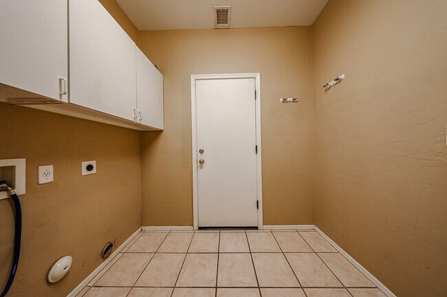 Building Photo - Charming 4BD, 2BA home in Chandler!