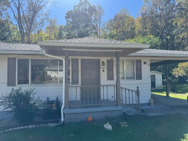 Building Photo - 809 Lynn Ln