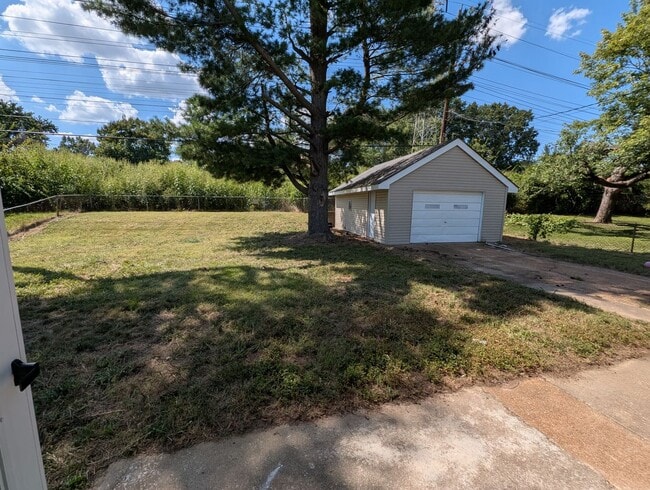 Building Photo - 11913 Bridgevale Ave