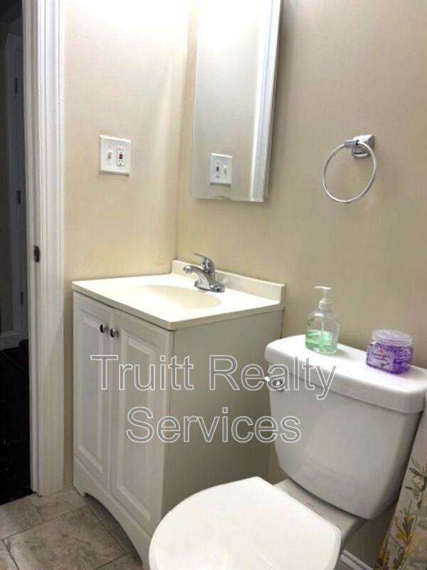 Building Photo - 1621 17th Pl SE