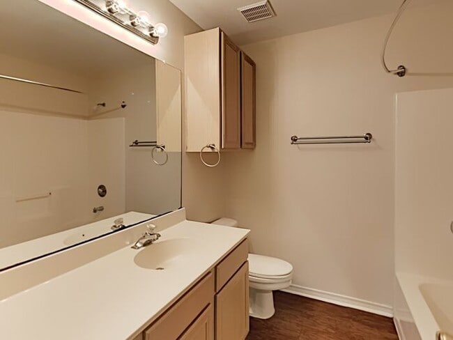 Building Photo - No Application Fees* $500 Off 1st Month Rent*