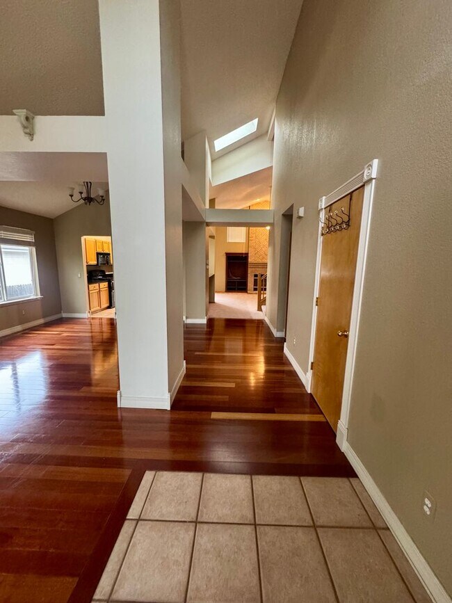 Building Photo - Gorgeous 4 bedroom with Loft and 3 car gar...